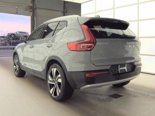 Vapour Grey Metallic 2025 Volvo XC40 B5 Plus Bright Theme