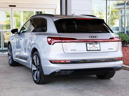 2022 Audi e-tron Premium Plus