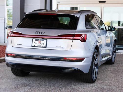2022 Audi e-tron Premium Plus