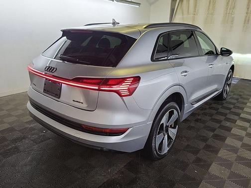 2022 Audi e-tron Premium Plus