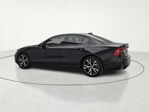 2022 Volvo S60 Recharge Plug-In Hybrid T8 R-Design Expression