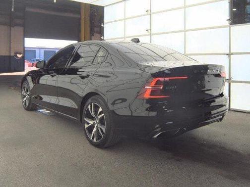 2022 Volvo S60 Recharge Plug-In Hybrid T8 R-Design Expression