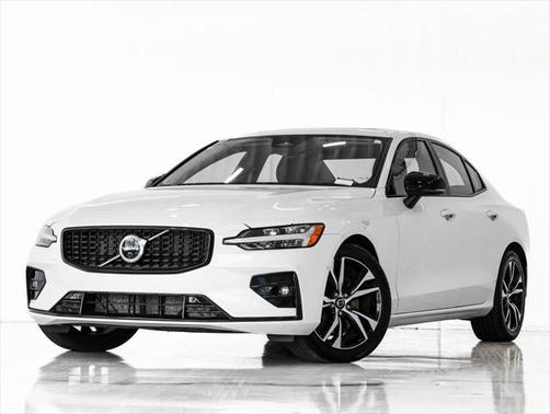 2024 Volvo S60 B5 Plus Dark Theme