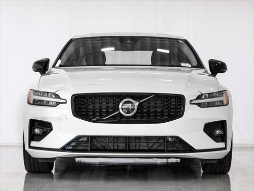 2024 Volvo S60 B5 Plus Dark Theme