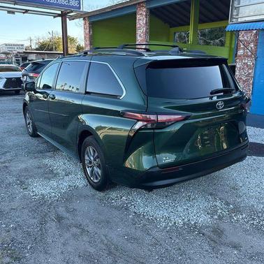 2022 Toyota Sienna LE