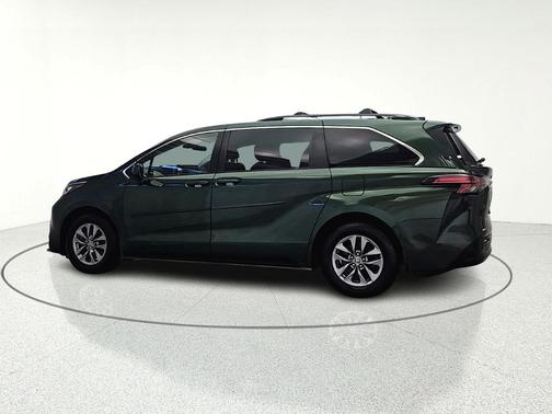 2022 Toyota Sienna LE