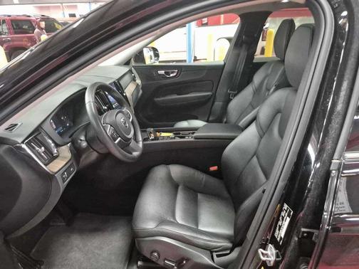 2022 Volvo XC60 B5 Momentum