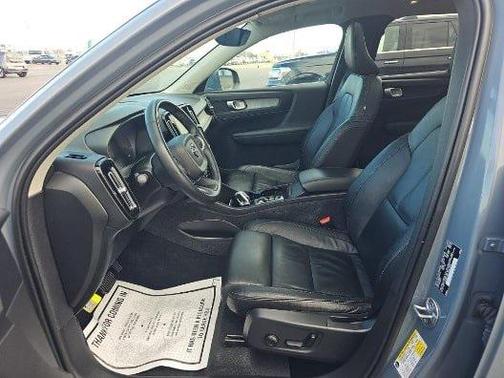 2023 Volvo XC40 B5 Plus Bright Theme
