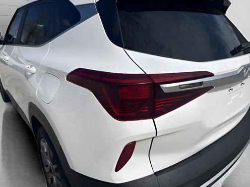 Snow White Pearl 2022 Kia Seltos S