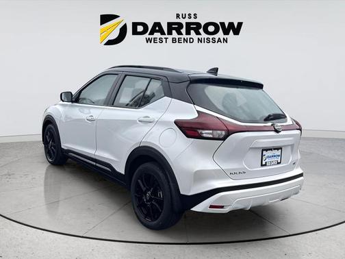 Aspen White/Super Black 2023 Nissan Kicks SR