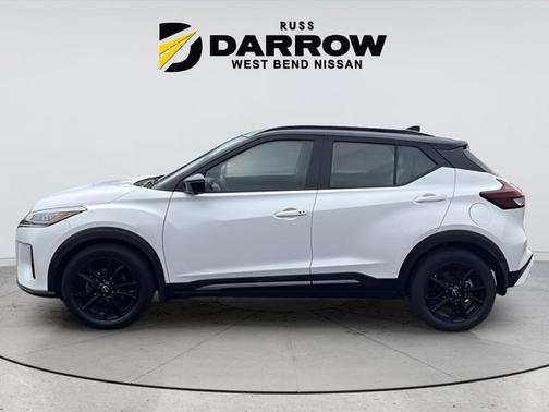 Aspen White/Super Black 2023 Nissan Kicks SR