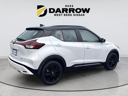 Aspen White/Super Black 2023 Nissan Kicks SR