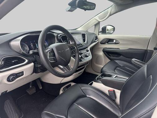 Bright White Clearcoat 2023 Chrysler Pacifica Touring L