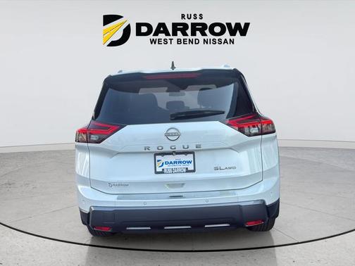 Everest White Pearl/Super Black 2024 Nissan Rogue SL