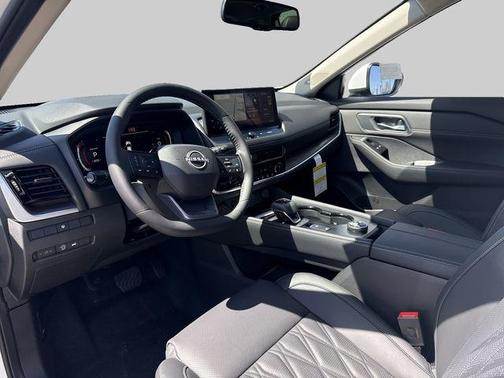 Everest White Pearl Tricoat 2026 Nissan Rogue Platinum