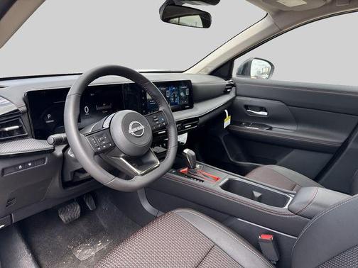 Aspen White Tricoat/Super Black 2026 Nissan Kicks SR