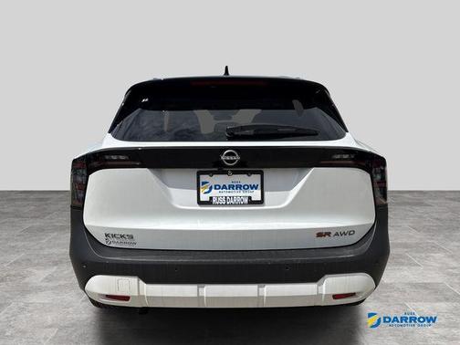 Aspen White Tricoat/Super Black 2026 Nissan Kicks SR