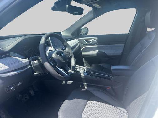 Bright White Clearcoat 2025 Jeep Compass Latitude