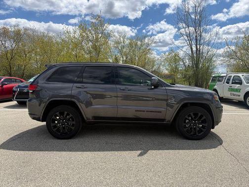Granite Crystal Metallic Clearcoat 2018 Jeep Grand Cherokee Altitude