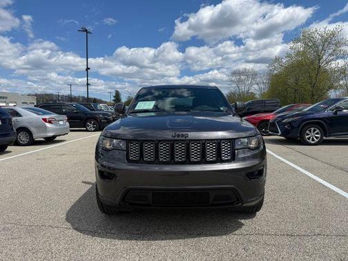 Granite Crystal Metallic Clearcoat 2018 Jeep Grand Cherokee Altitude