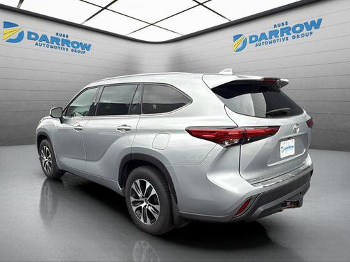 Celestial Silver Metallic 2022 Toyota Highlander XLE