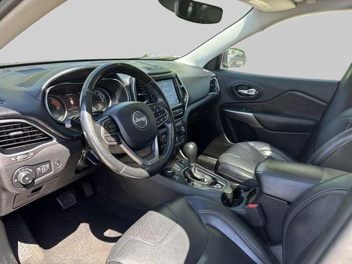 Diamond Black Crystal Pearlcoat 2019 Jeep Cherokee Overland