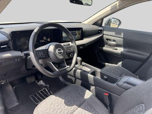 Aspen White Tricoat/Super Black 2025 Nissan Kicks SV