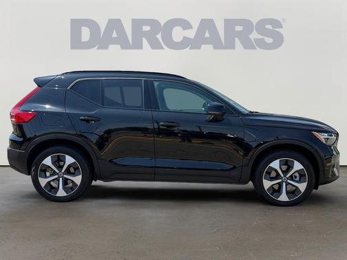 Onyx Black Metallic 2025 Volvo XC40 B5 Plus Dark Theme