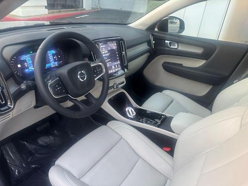 Onyx Black Metallic 2025 Volvo XC40 B5 Plus Dark Theme