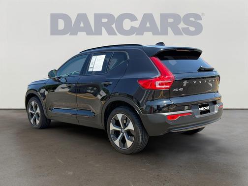 Onyx Black Metallic 2025 Volvo XC40 B5 Plus Dark Theme