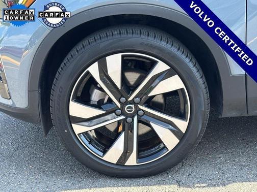 2023 Volvo XC40 B5 Plus Dark Theme