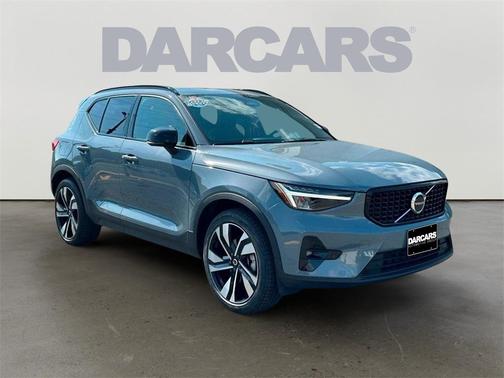 2023 Volvo XC40 B5 Plus Dark Theme