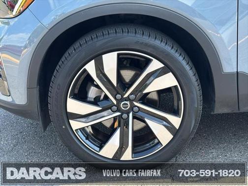 2023 Volvo XC40 B5 Plus Dark Theme