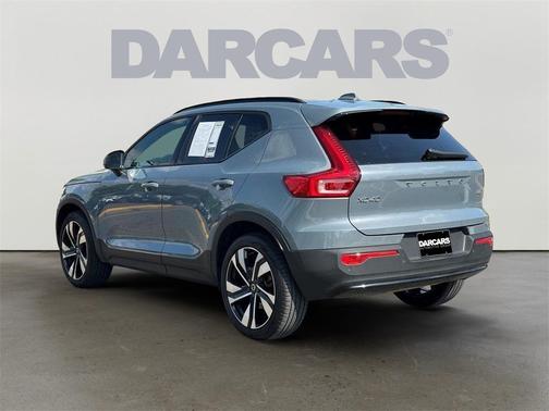2023 Volvo XC40 B5 Plus Dark Theme