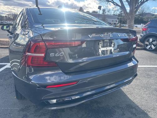 2023 Volvo S60 Recharge Plug-In Hybrid T8 Ultimate Dark Theme