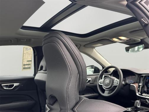 2023 Volvo S60 Recharge Plug-In Hybrid T8 Ultimate Dark Theme