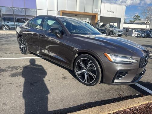 2023 Volvo S60 Recharge Plug-In Hybrid T8 Ultimate Dark Theme