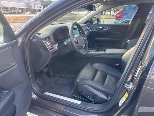 2023 Volvo S60 Recharge Plug-In Hybrid T8 Ultimate Dark Theme