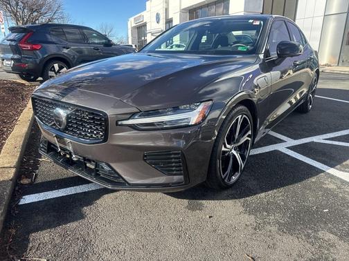 2023 Volvo S60 Recharge Plug-In Hybrid T8 Ultimate Dark Theme