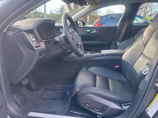 2023 Volvo S60 Recharge Plug-In Hybrid T8 Ultimate Dark Theme