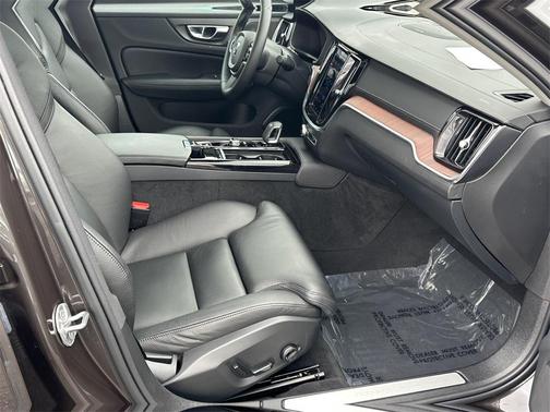 2023 Volvo S60 Recharge Plug-In Hybrid T8 Ultimate Dark Theme