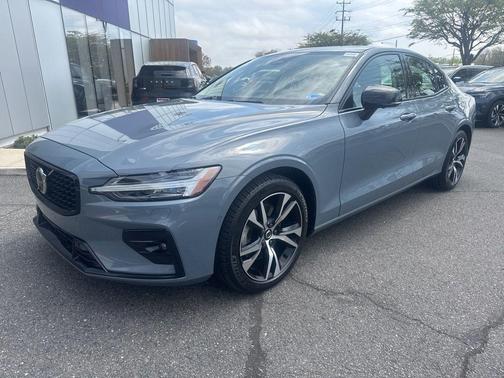 Thunder Grey Metallic 2024 Volvo S60 B5 Plus Dark Theme