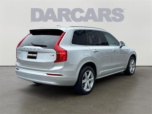 2022 Volvo XC90 T6 Momentum
