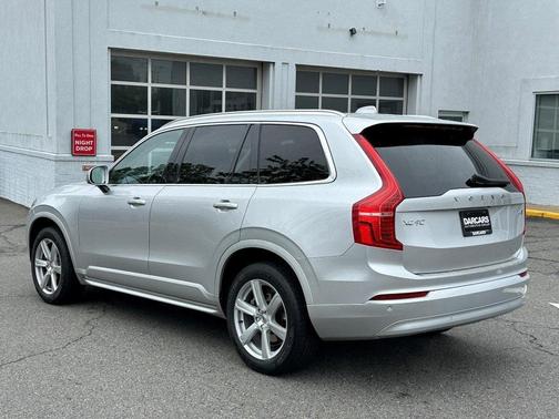 2022 Volvo XC90 T6 Momentum
