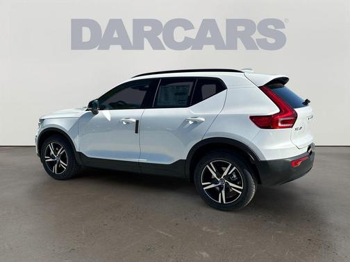 2026 Volvo XC40 Core, B5 AWD Gas (mild hybrid), Dark