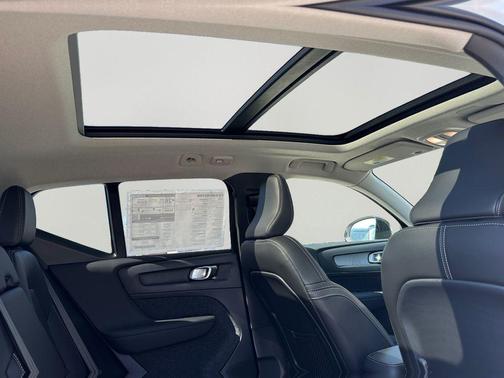 2026 Volvo XC40 Core, B5 AWD Gas (mild hybrid), Dark