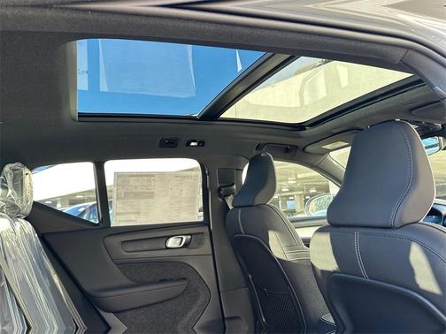 2026 Volvo XC40 B5 Ultra Black Edition