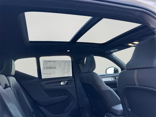 2026 Volvo XC40 B5 Ultra Black Edition