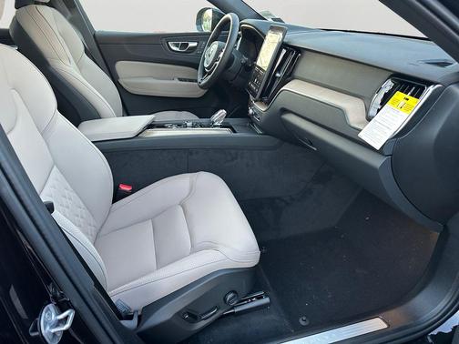 Onyx Black Metallic 2026 Volvo XC60 B5 Core