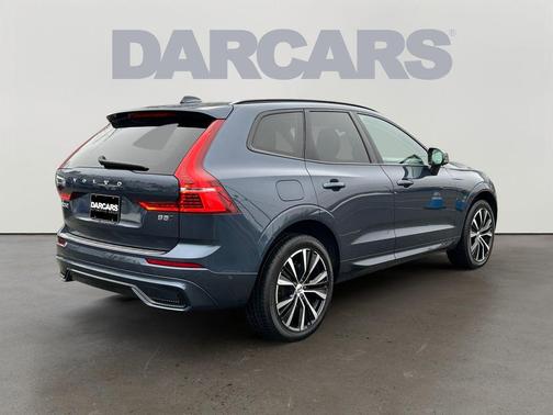2023 Volvo XC60 B5 Plus Dark Theme